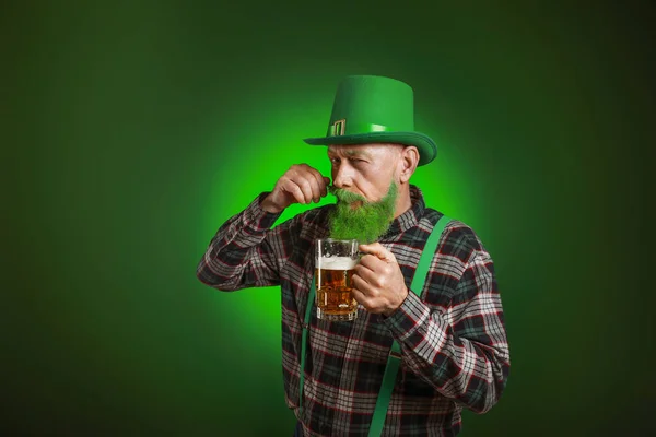 有趣的成熟男人，带着一杯深色背景的啤酒。 圣帕特里克节庆祝活动 — 图库照片