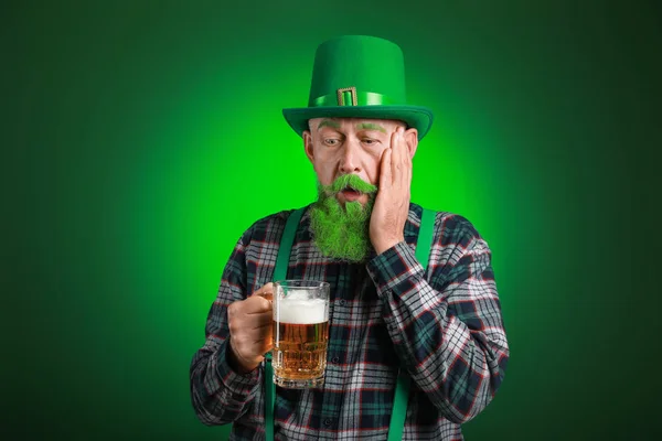 Vicces, érett férfi egy pohár sörrel a sötét háttérben. Szent Patrik napi ünnepség — Stock Fotó