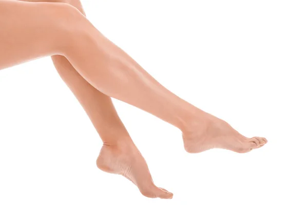 Die Beine der schönen jungen Frau auf weißem Hintergrund — Stockfoto