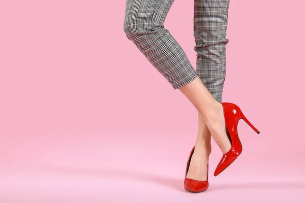 Jambes de jeune femme en chaussures à talons hauts sur fond de couleur — Photo