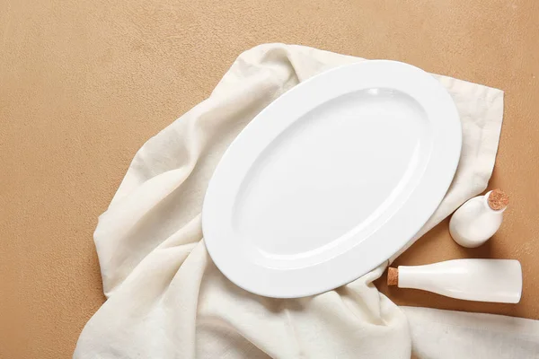 Assiette vide et serviette sur fond de couleur — Photo