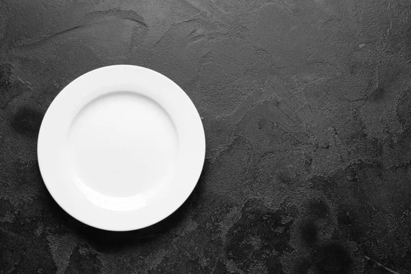 Пустая тарелка на темном фоне — стоковое фото