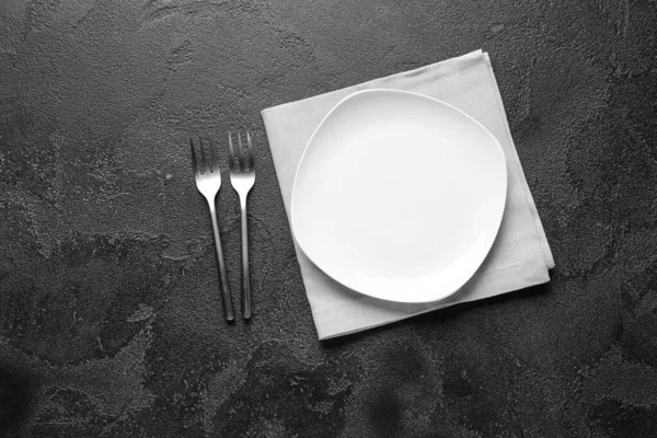 Empty plate and cutlery on dark background — Stock Photo, Image