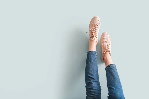 Gambe di giovane donna in scarpe alla moda sullo sfondo chiaro — Foto Stock