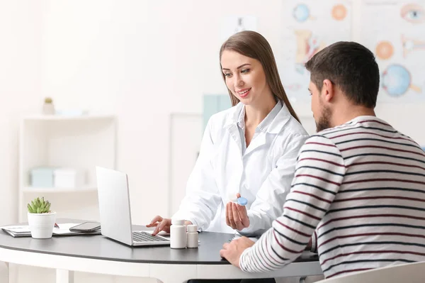 Oftalmólogo explica al paciente cómo usar lentes de contacto — Foto de Stock