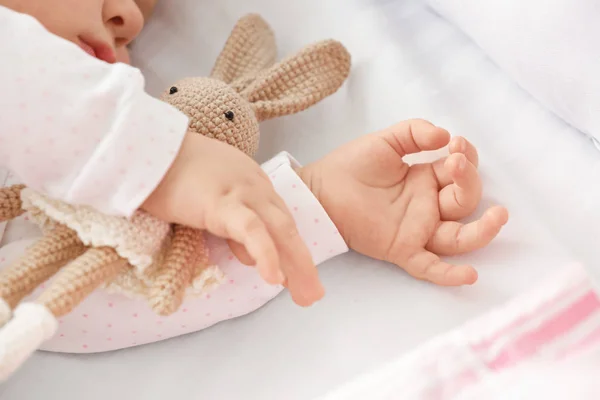 Lindo bebé con juguete durmiendo en la cama — Foto de Stock