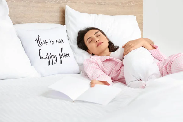 Young woman and her baby sleeping in bed — Stock Photo, Image