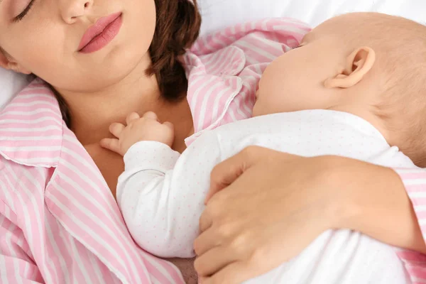 Mujer joven y su bebé dormido, primer plano —  Fotos de Stock