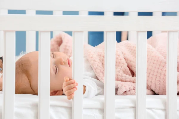 Το μωράκι κοιμάται στο κρεβάτι, βλέπει μέσα από κάγκελα — Φωτογραφία Αρχείου