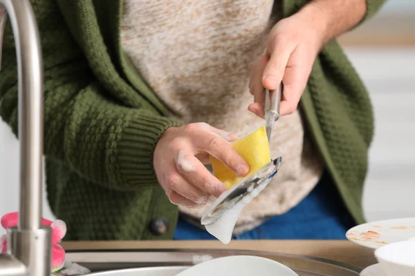 Young man washing dishes in kitchen, closeup — Stock Photo, Image