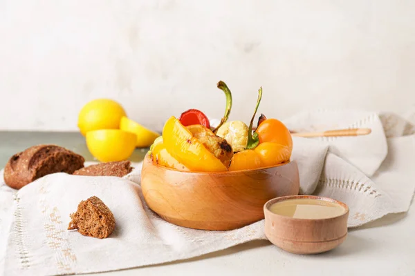 Bowl with grilled vegetables and tasty tahini on table — Stock Photo, Image