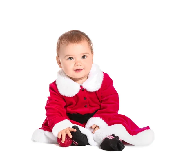 穿着圣诞老人服装、背景为白色的圣诞球的可爱小宝宝 — 图库照片