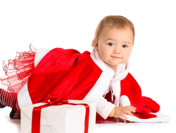 Bebê bonito em traje de Papai Noel e com presente de Natal no fundo branco — Fotografia de Stock