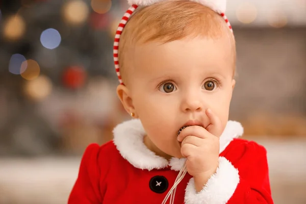 Bebê bonito em traje de Papai Noel na véspera de Natal em casa — Fotografia de Stock