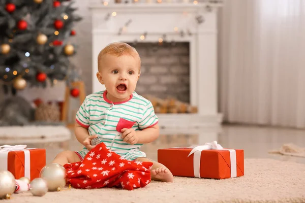 Bebé bonito com presentes de Natal em casa — Fotografia de Stock