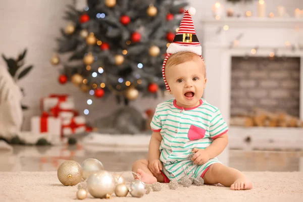 Bebé bonito com bolas de Natal em casa — Fotografia de Stock