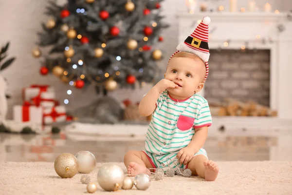 Bebé bonito com bolas de Natal em casa — Fotografia de Stock