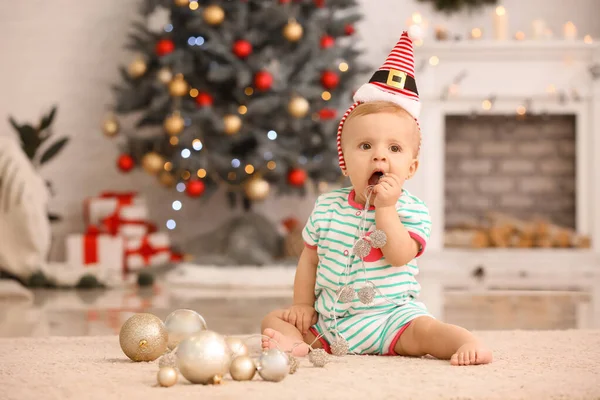 Bebé bonito com bolas de Natal em casa — Fotografia de Stock