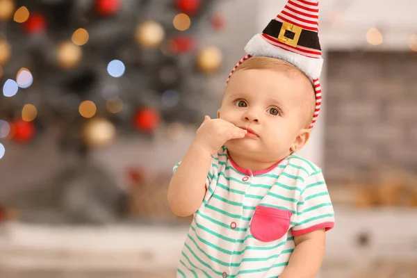 Bebé bonito na véspera de Natal em casa — Fotografia de Stock