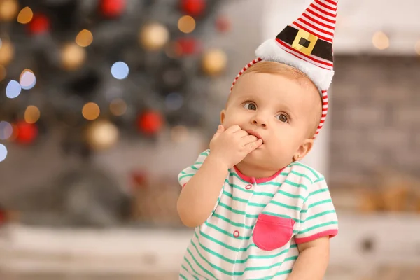 Bebé bonito na véspera de Natal em casa — Fotografia de Stock