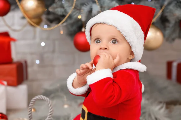 Carino bambino in costume da Babbo Natale la vigilia di Natale a casa — Foto Stock