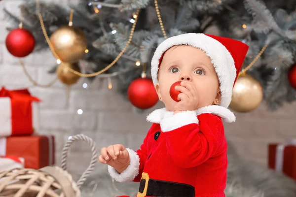 Carino bambino in costume da Babbo Natale la vigilia di Natale a casa — Foto Stock
