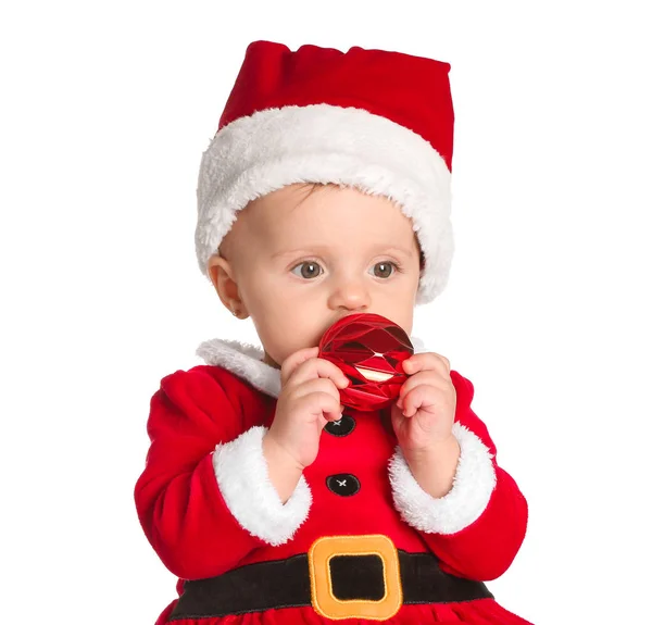 Bebê bonito em traje de Papai Noel e com bola de Natal no fundo branco — Fotografia de Stock