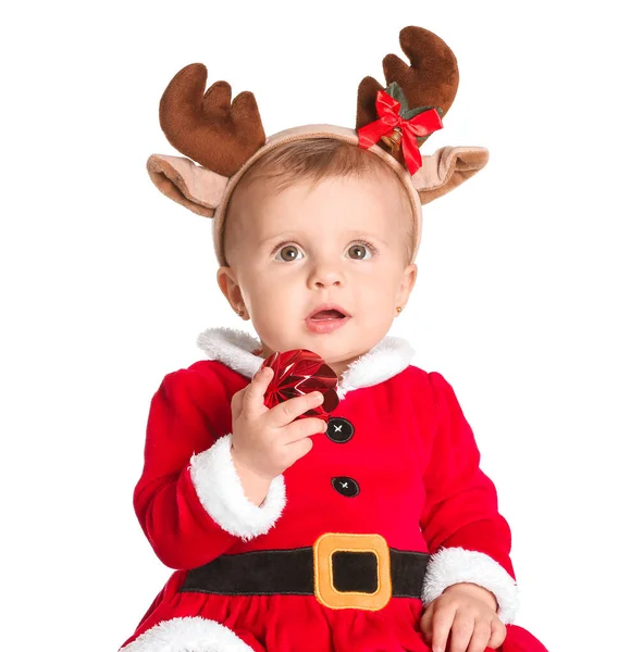 穿着圣诞老人服装、背景为白色的圣诞球的可爱小宝宝 — 图库照片