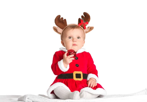 Bebê bonito em traje de Papai Noel e com bola de Natal no fundo branco — Fotografia de Stock