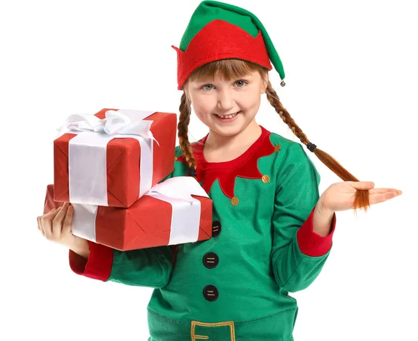Menina no traje de elfo e com presentes no fundo branco — Fotografia de Stock