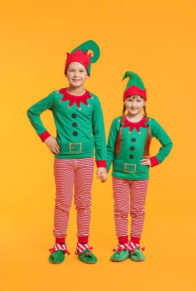Kleine Kinder im Elfenkostüm auf farbigem Hintergrund — Stockfoto