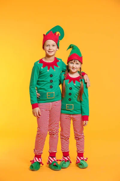 Kleine Kinder im Elfenkostüm auf farbigem Hintergrund — Stockfoto