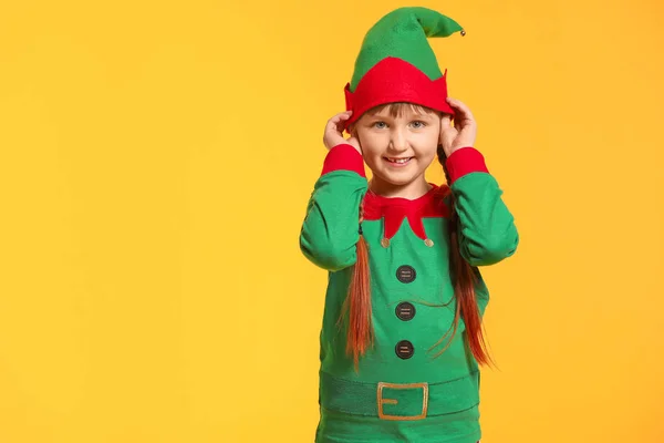 Bambina in costume da elfo su sfondo a colori — Foto Stock