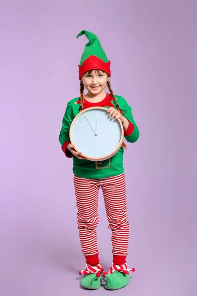 Kleines Mädchen im Elfenkostüm und mit Uhr auf farbigem Hintergrund — Stockfoto