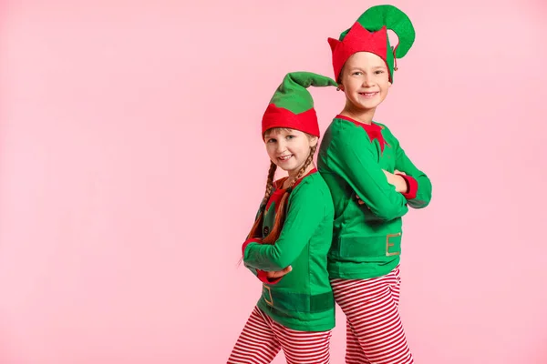 Niños pequeños disfrazados de elfo sobre fondo de color — Foto de Stock
