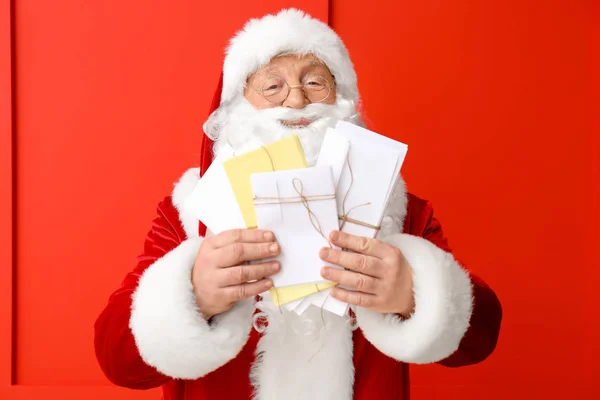 Kerstman met letters op de achtergrond kleur — Stockfoto