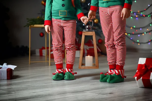 Små barn i alvdräkt och med lykta i rum inrett till jul — Stockfoto