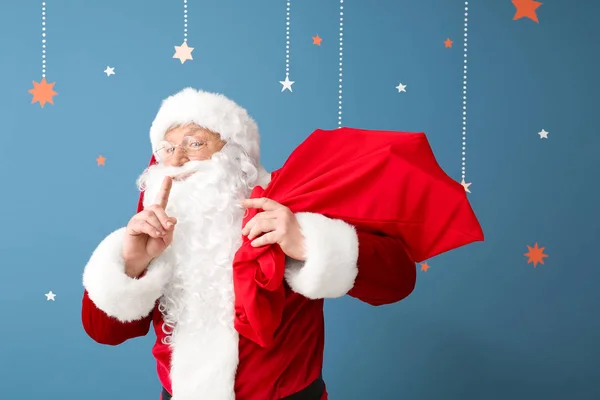 Portret van de Kerstman tonen stilte gebaar op kleur achtergrond — Stockfoto