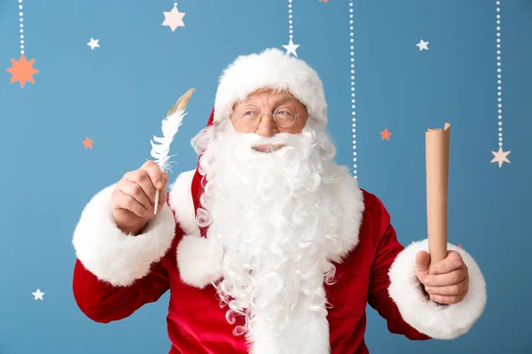 Kerstman met verlanglijstje en veer op kleur achtergrond — Stockfoto