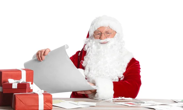 サンタクロースは白い背景に願い事リストを読む — ストック写真