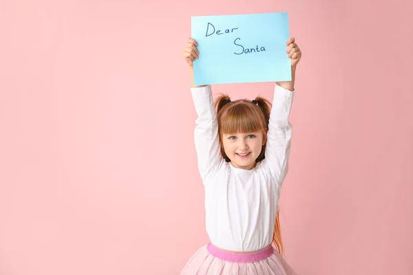 Carino bambina con lettera a Babbo Natale su sfondo di colore — Foto Stock
