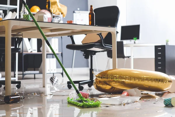 Cleaning of floor in office after New Year party — Stock Photo, Image