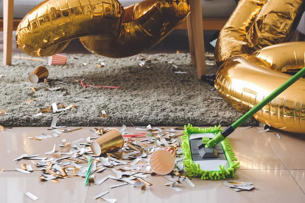 Limpieza del piso en la habitación después de la fiesta de Año Nuevo — Foto de Stock