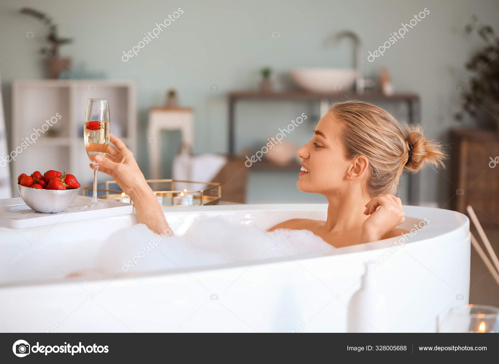 Mladá žena, kterým se ve vaně — Stock Fotografie 