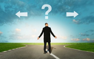 Kafası karışmış işadamı oklar ve soru işaretiyle yol ayrımında duruyor. Seçim kavramı