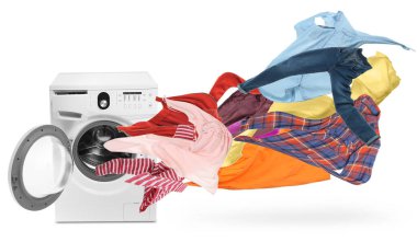 Modern çamaşır makinesi ve beyaz arka planda uçan çamaşırlar.