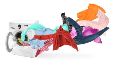 Modern çamaşır makinesi ve beyaz arka planda uçan çamaşırlar.