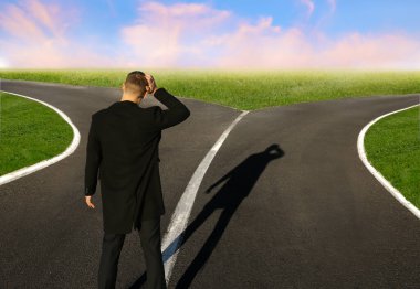 Kavşak noktasında duran karışık iş adamı. Seçim kavramı