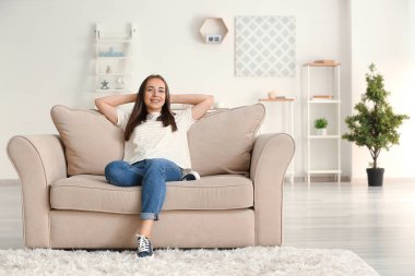 Güzel kadın evde koltukta dinleniyor