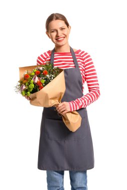 Beyaz arka planda buketi olan kadın çiçekçinin portresi.